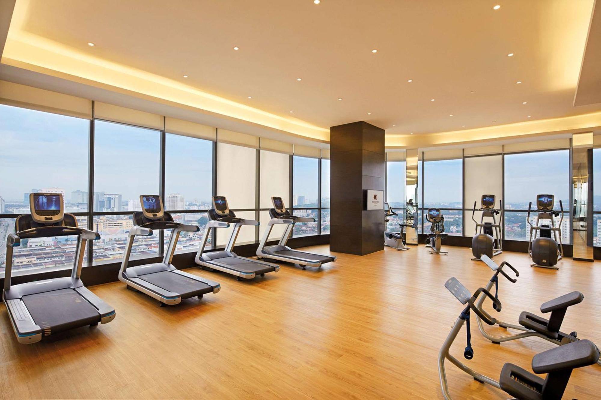 Doubletree By Hilton Melaka Hotel Exterior photo The gym at the hotel
