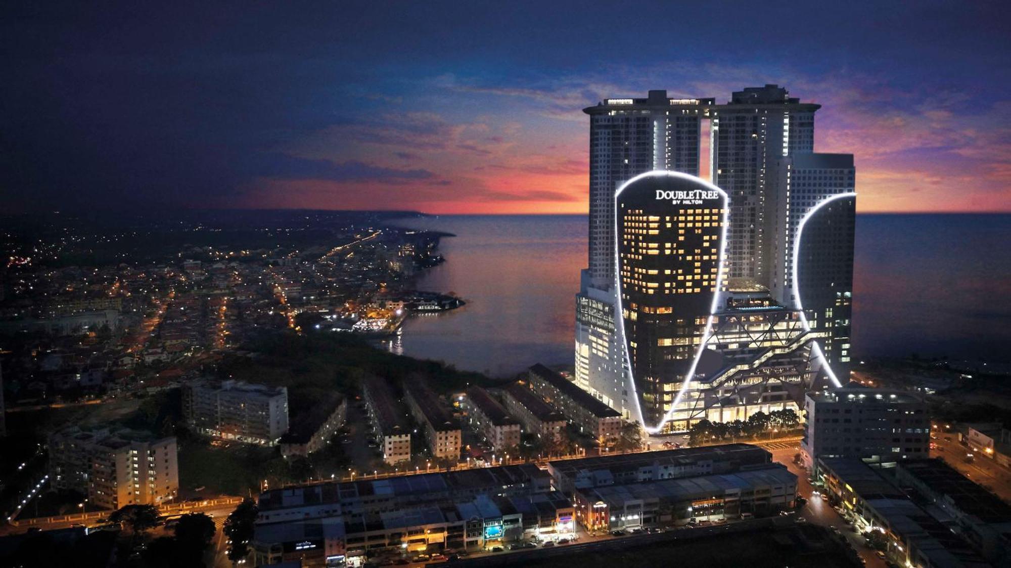 Doubletree By Hilton Melaka Hotel Exterior photo The complex at night